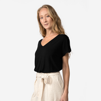 Camiseta Viscose Decote V Feminina - Preto