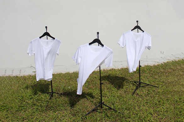 Camisetas brancas básicas em cabides