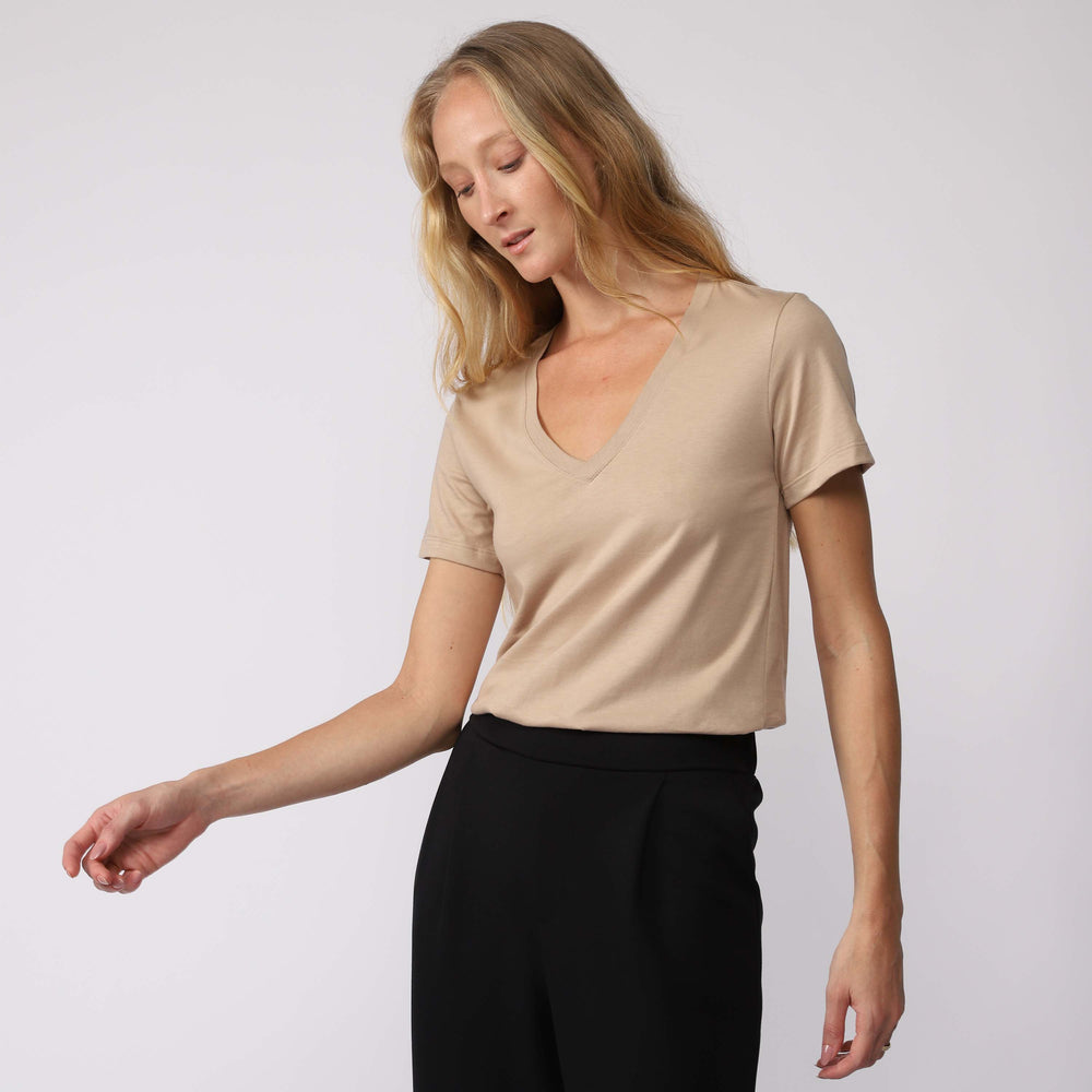 Camiseta Pima Gola V Feminina | Life Collection - Bege Camel