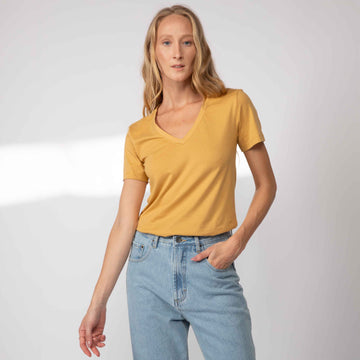 Camiseta Algodão Premium Gola V Feminina | Everyday Collection - Amarelo Mel