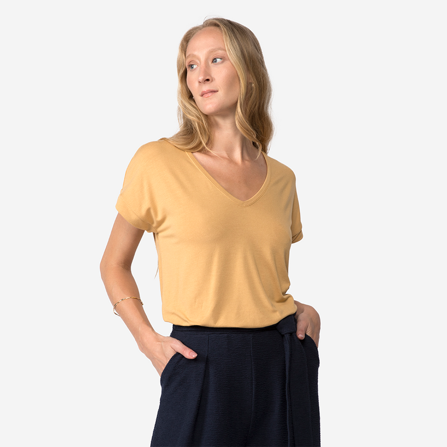 Camiseta Viscose Decote V Feminina - Amarelo Mel
