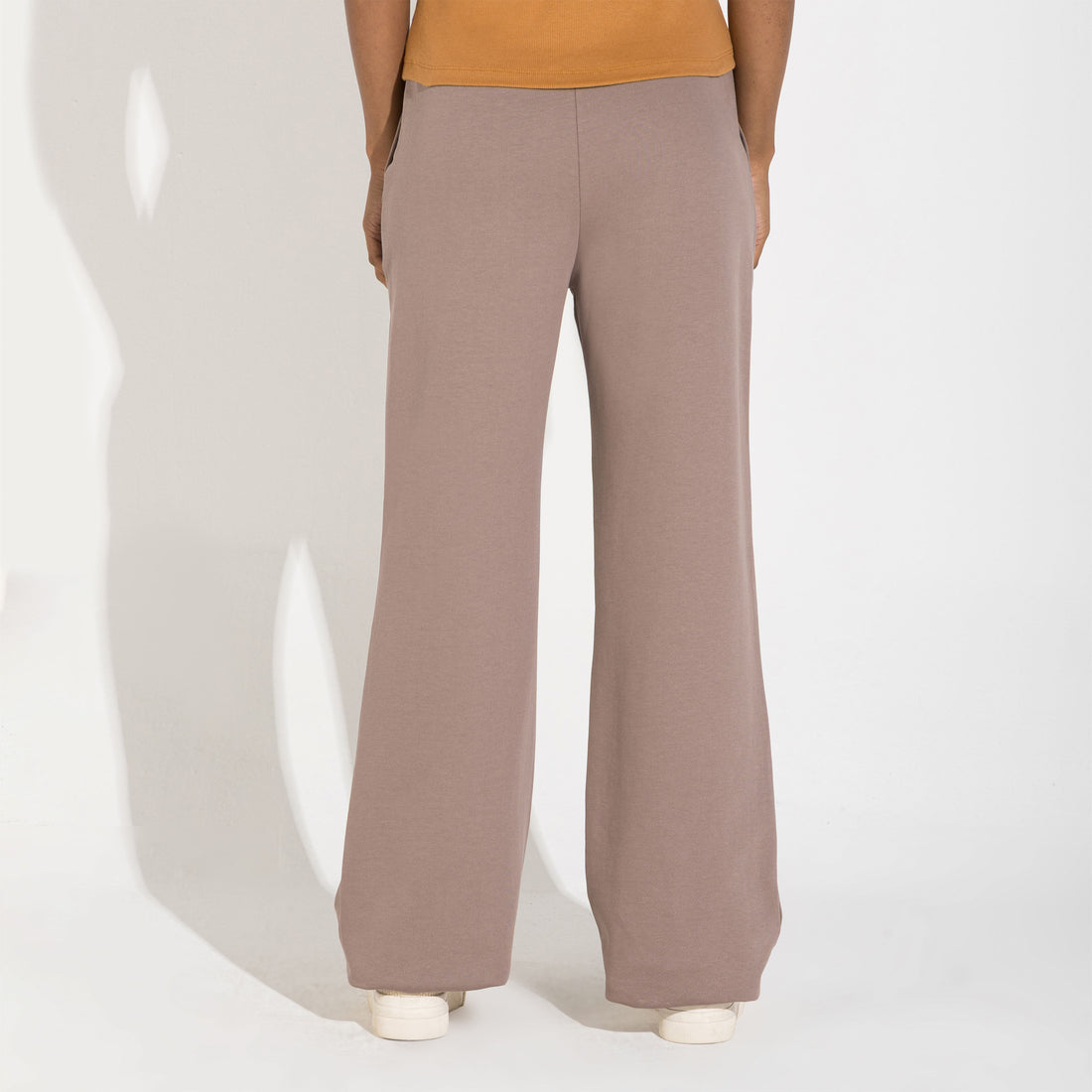 Calça Reta Moletom Leve Feminina - Bege Mascavo