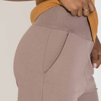 Calça Reta Moletom Leve Feminina - Bege Mascavo