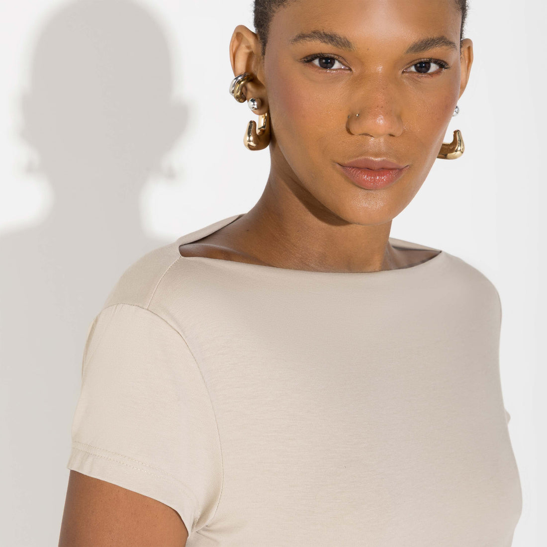 Camiseta Cotton Pima Decote Reto Feminina - Bege Aveia
